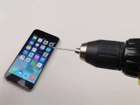 疯狂暴力测试！iPhone 6屏幕遭遇电钻
