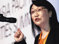 HTC股价跌破百元新台币，王雪红鞠躬道歉