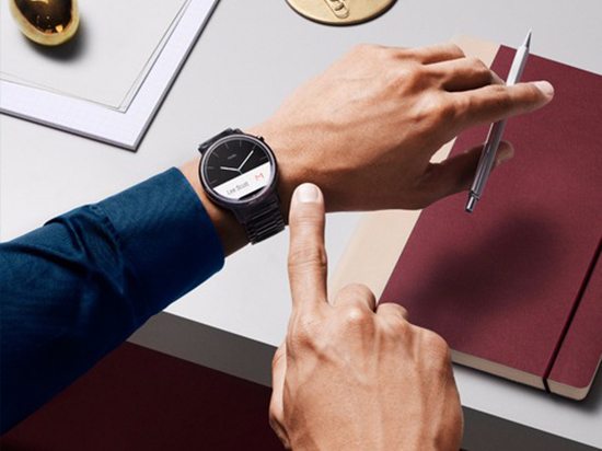 为力拼Apple Watch 三星谷歌摩托分别出了什么招？