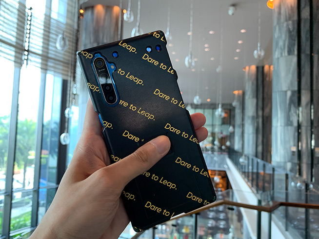 提前满足你们 realme 6400万四摄新机首次亮相
